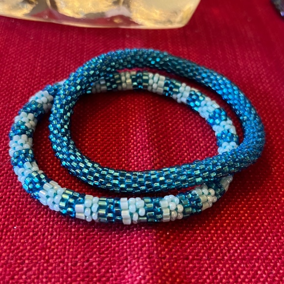 SPARKLY GLASS HAND CROCHETED SEED BEAD ROLL ON BRACELETS IN LOT OF 3 DESIGNS - Picture 7 of 8